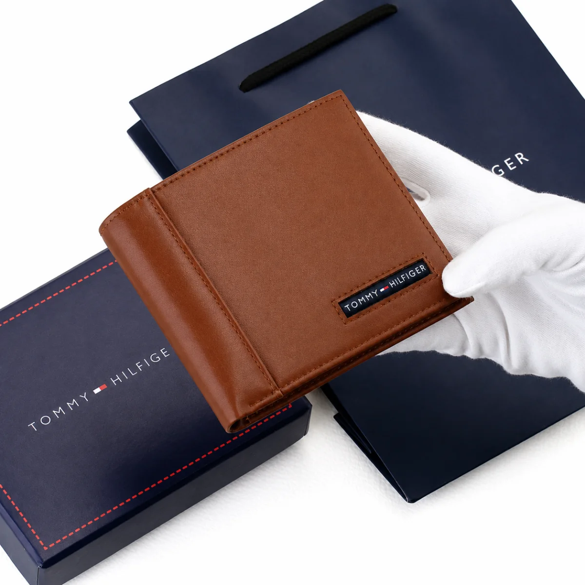 حافظة بطاقات محفظة للرجال من الجلد الأصلي باللون البني من Tommy Hilfiger - image 2