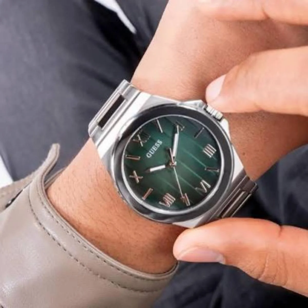 ساعة GUESS Vinyl رجالي فضي بمينا خضراء GW0789G1 - image 1