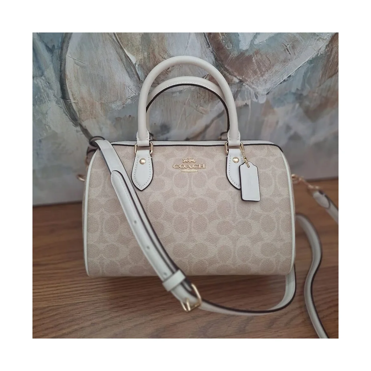 حقيبة يد نسائية من Coach باللون الذهبي والرملي (موديل Cv961 Imxdm) - image 3